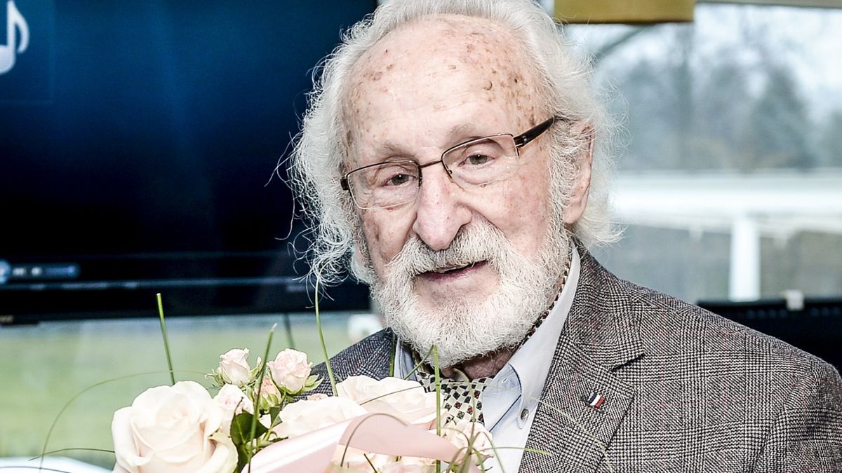 90. urodziny Franciszka Pieczki, broda, bukiet kwiatów, kwiaty, luty 2018, okulary, portret, zarost, urodziny, urodziny Franciszka Pieczki, Franciszek Pieczka