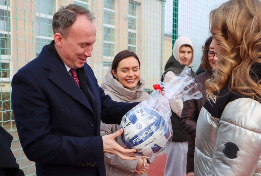 Zakończyła się budowa nowoczesnego, wielofunkcyjnego boiska przy Zespole Szkół Ogólnokształcących nr 4 w Legnicy
