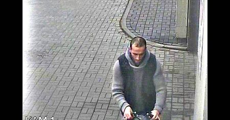 Złodziej bez skrupułów. Ukradł wózek dziecięcy z klatki schodowej. Szuka go policja (wideo)