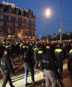 Działo się w nocy. Protest w Amsterdamie. Starcia z policją. "Wstydźcie się!"