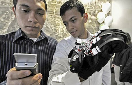 Rękawica HandTalk w połączeniu z komórką ułatwi życie osobom niesłyszącym 1