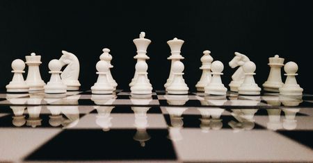 Szachy królują w Tarnowie. Wakacyjny cykl turniejów w Amfiteatrze Letnim bije rekordy popularności.