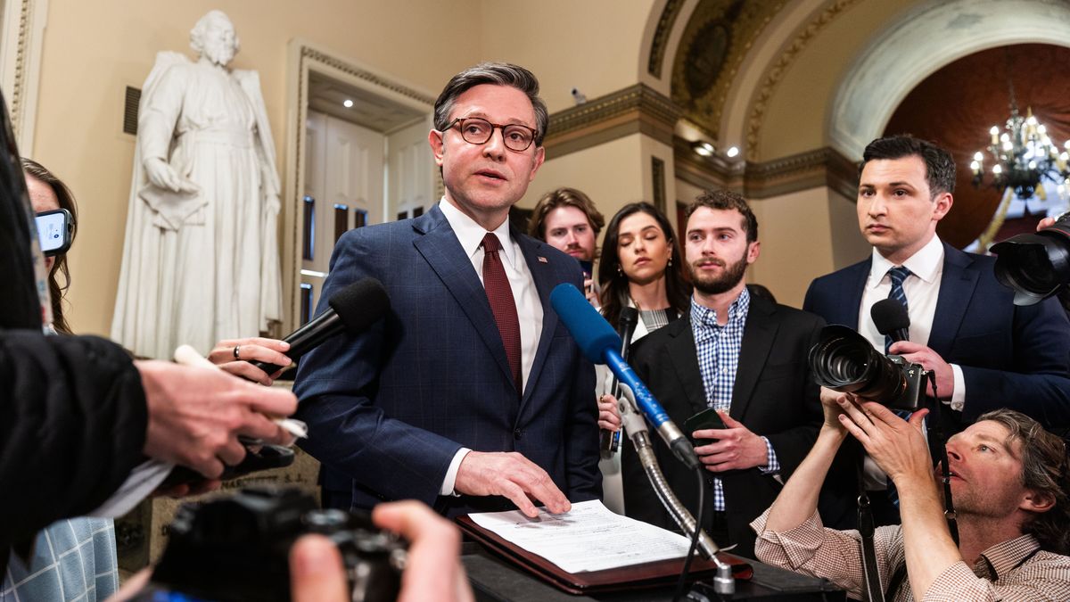US Speaker of the House Mike Johnson (C) speaks to reporters after the House approved foreign aid packages to Ukraine, Israel, and Taiwan, as well as a bill requiring TikTok's parent company to sell it or be banned in the US, in the US Capitol in Washington, DC, USA, 20 April 2024. Senate Majority Leader Chuck Schumer has vowed to advance the foreign aid packages as soon as next week. EPA/JIM LO SCALZO Dostawca: PAP/EPA.