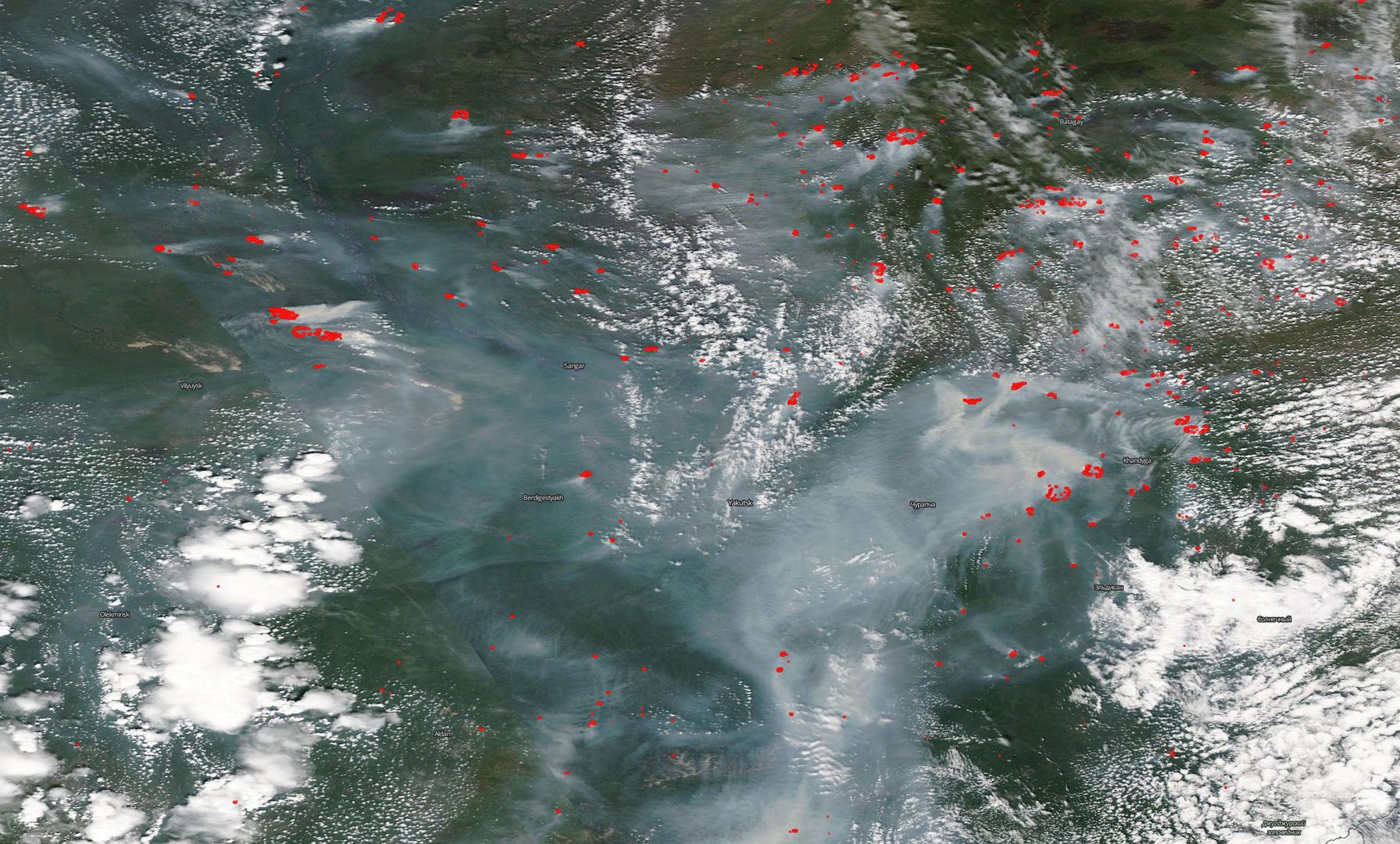 Kłęby dymu na olbrzymim obszarze. NASA pokazuje, skąd pochodzą