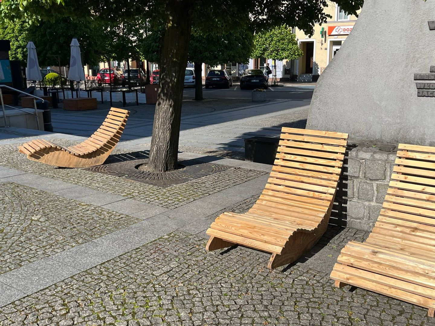 Zbliża się lato, a wraz z nią powstaje znana z ubiegłych lat strefa chilloutu. Miejsce, które pokochali młodsi i starsi mieszkańcy miasta. Na pufach i drewnianych leżakach mogą odpocząć w cieniu drzew i w sąsiedztwie fontanny