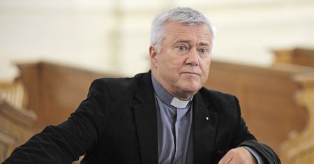 "Od dawna nie chodzę do kościoła". Proboszcz z "Plebanii" myśli nad apostazją