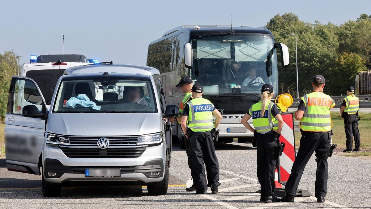 Służby ostrzegają przed oszustwami w sieci.