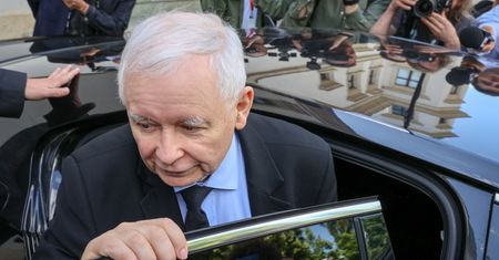 Warszawski radny osobistym kierowcą prezesa PiS. Zarobił ponad 200 tys. zł