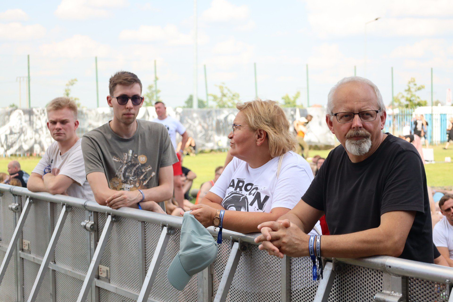 Hołdys / Waglewski / Karimski Orchestra mimo upalnej pogody, zgromadzili sporo osób pod dużą sceną