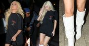 Zadowolona Kylie Jenner paraduje w blond peruce i białych kozaczkach
