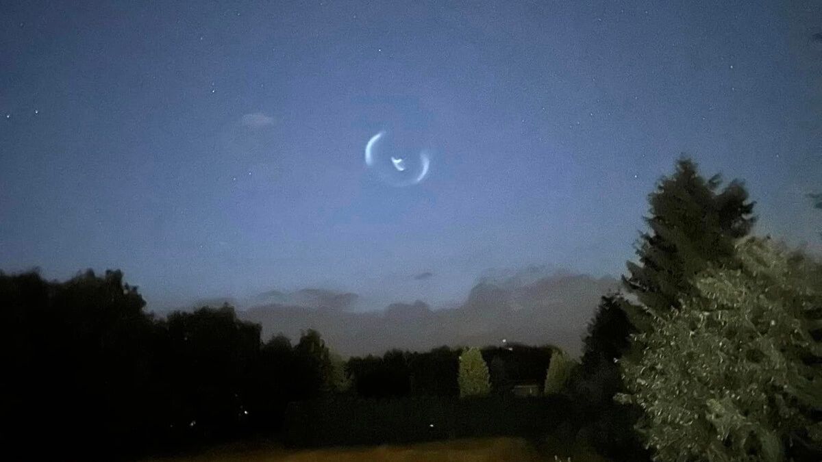 Obiekt ze świetlistą aureolą widziany na nocnym niebie