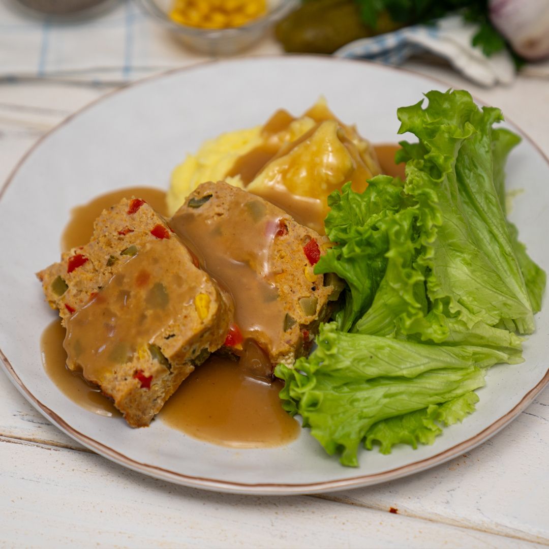 Pieczeń w takim wydaniu można serwować z ziemniakami i sosem