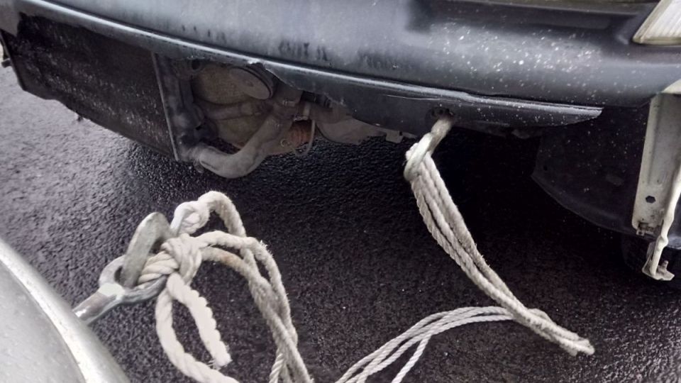 Warto pomagać innym kierowcom. Ważne jednak, by robić to na trzeźwo (zdjęcie poglądowe)