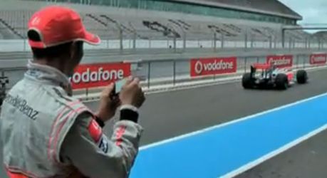 Fani McLarena zabawiają Hamiltona