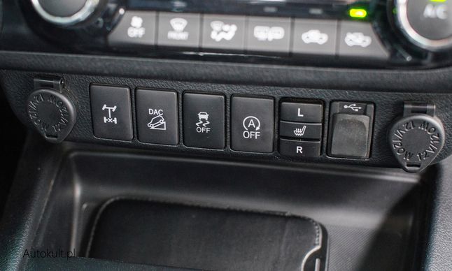 Panel sterowania układem napędowym znajduje się w odpowiednim miejscu, a wszystko włącza się szybko i sprawnie