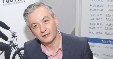 Robert Biedroń o swoim dzieciństwie: "Alkohol i przemoc były na porządku dziennym. OJCIEC BIŁ MNIE, RODZEŃSTWO, MATKĘ"