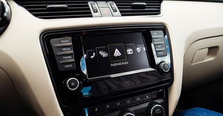 Android Auto w natarciu: po widoku 3D i Waze nadszedł czas na Google Podcasts