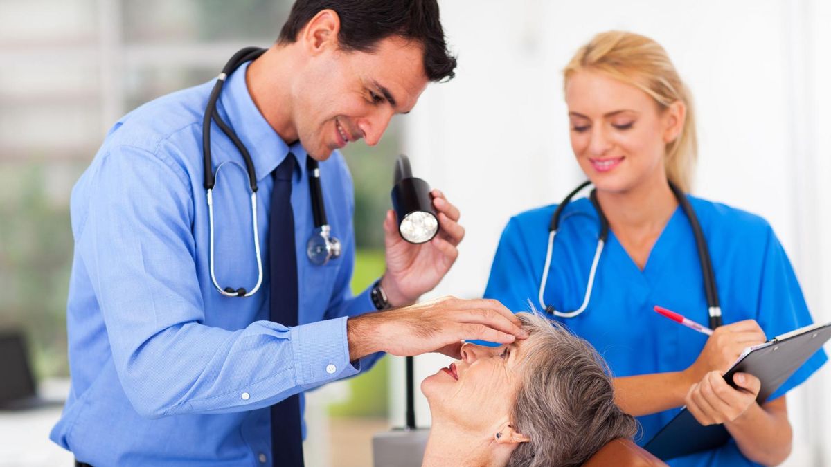 Kobieta na badaniu oczu