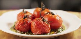 Zdrowa i lekka przekąska - pieczone pomidory z sosem chimchurri (WIDEO)