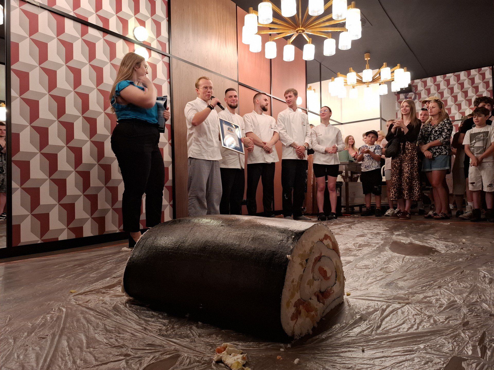 21 września 2025 roku w Krakowie padł rekord Polski na największą rolkę sushi. 