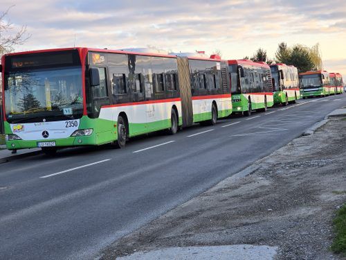 Pomylił drogę, chciał zawrócić. Ulica zablokowana przez ciężarówkę (zdjęcia)
