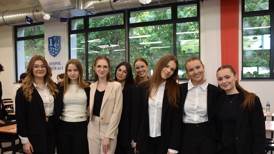 Dla wielu młodych ludzi to symboliczny moment zakończenia szkoły średniej i początek nowego etapu – dalszej edukacji lub wejścia na rynek pracy