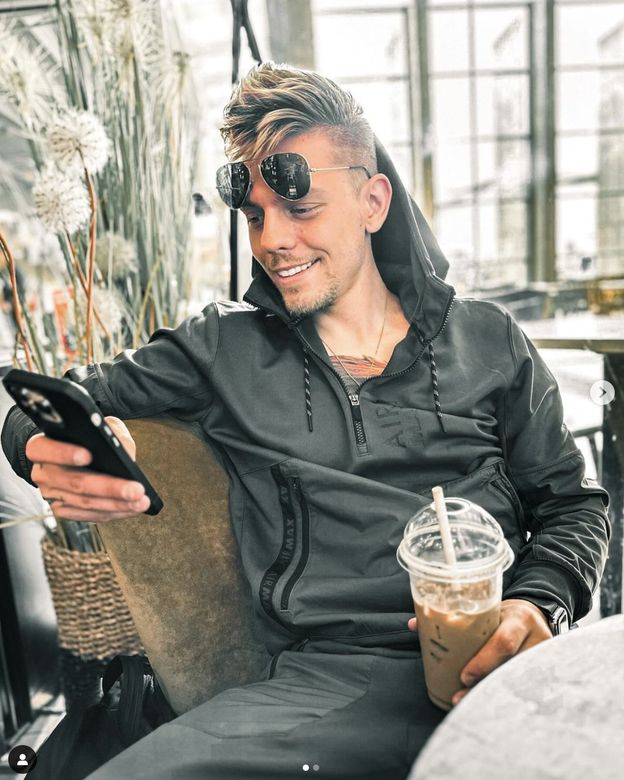 Internauci przypomnieli występ Friza z udziałem DeeJayPallaside'a. Robili konkurs na "najlepszego NUDESA". Wiśniewski już zareagował (WIDEO)