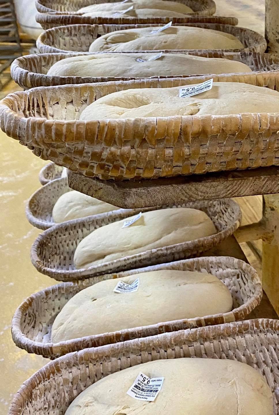 Katarzyna Goławska podkreśla, że piekarze wyrabiają ciasto ręcznie.