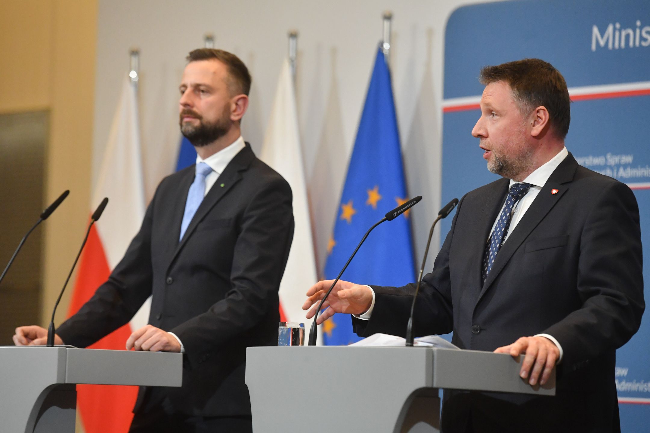 Warszawa, 22.03.2024. Minister spraw wewnętrznych i administracji Marcin Kierwiński (P) i wicepremier, minister obrony narodowej Władysław Kosiniak-Kamysz (L) podczas koferencji w siedzibie MSWiA w Warszawie, 22 bm. Konferencja dotyczyła ustawy o ochronie ludności i obronie cywilnej. (sko) PAP/Piotr Nowak