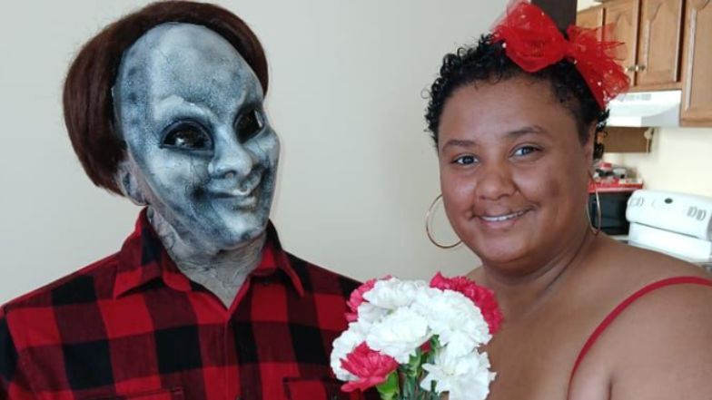 24-latka wyszła za mąż za LALKĘ! Nietypowa para doczekała się dziesięciorga "dzieci" zombie...
