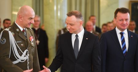Nowe nieoficjalne informacje po wstrząsie w armii. "Minister przegiął"