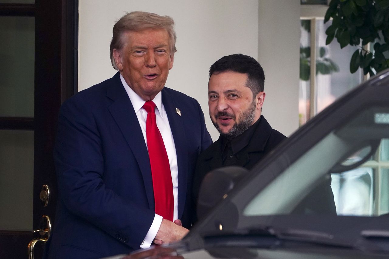 Trump i Zełenski w Białym Domu. Flagi, uśmiechy i mocny uścisk dłoni