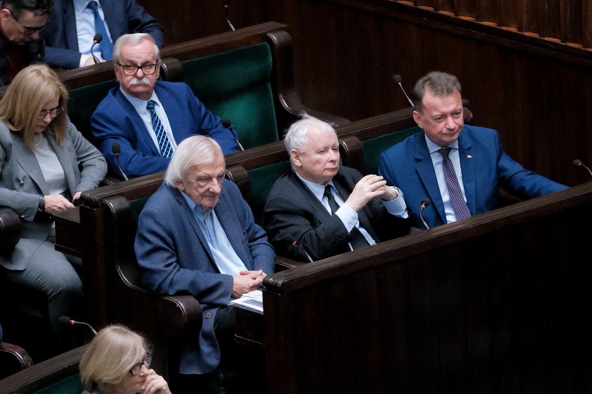 Jarosław Kaczyński w Sejmie. Obok niego Ryszard Terlecki i Mariusz Błaszczak