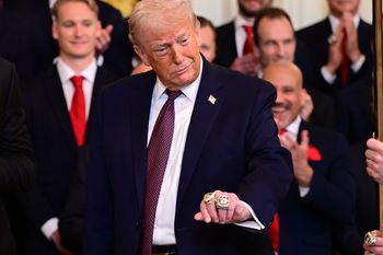 Donald Trump zapozował z drogimi pierścieniami. Dar od sportowców