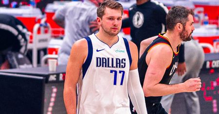 Jest supergwiazdą NBA. Na tym zdjęciu wygląda jak małe dziecko
