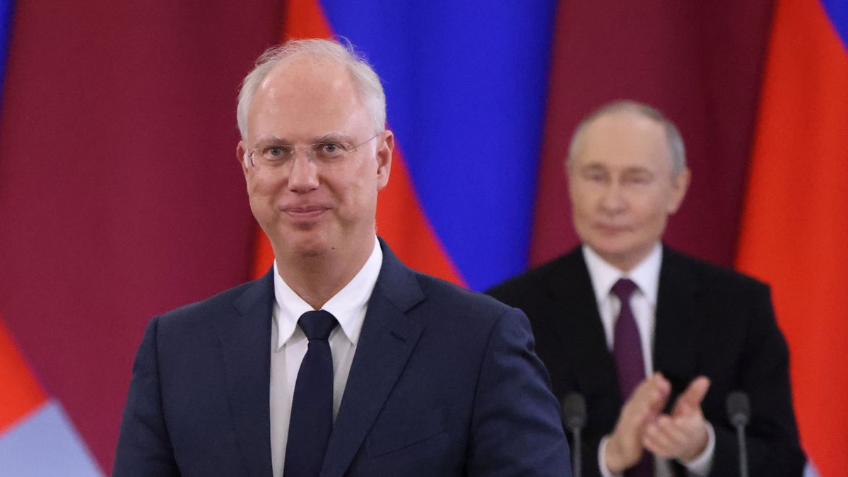 Kiriłł Dmitrijew, w tle Władimir Putin