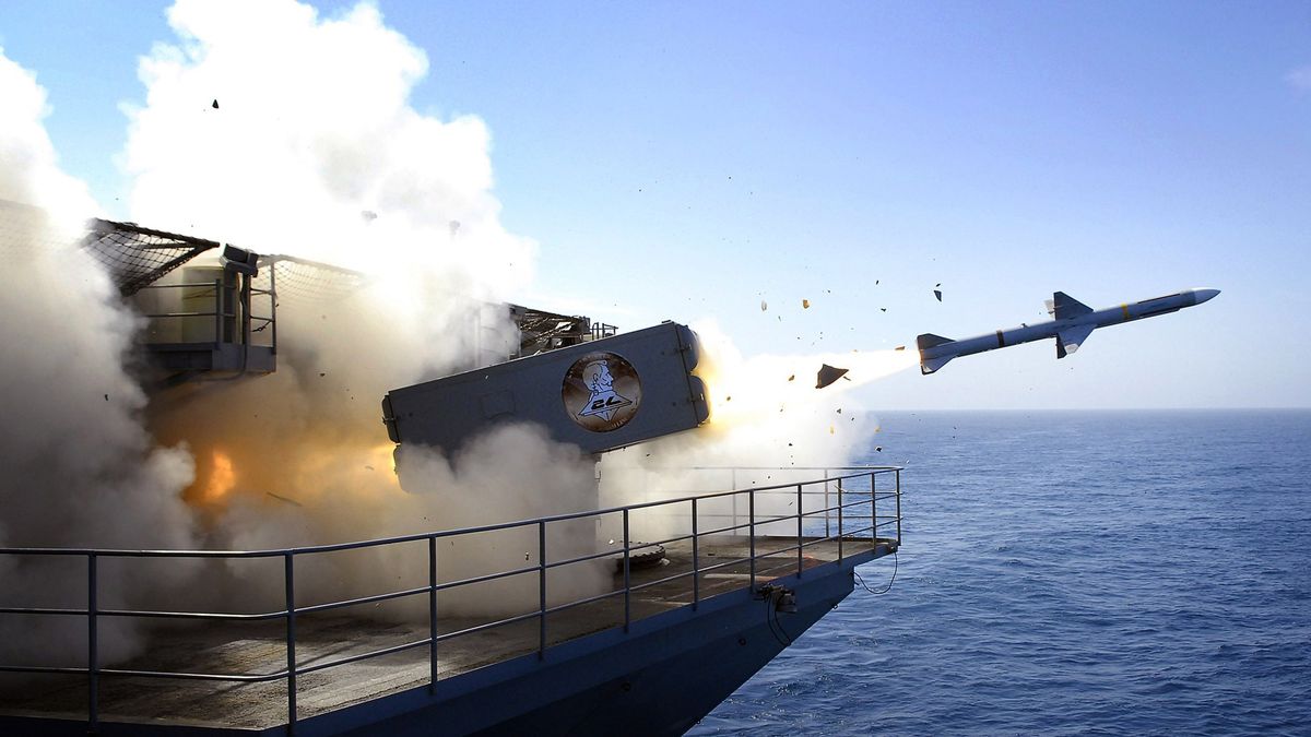 Amerykański okręt USS Abraham Lincoln wystrzeliwuję rakietę Sea Sparrow. Pociski te mają niebawem trafić do Ukrainy 