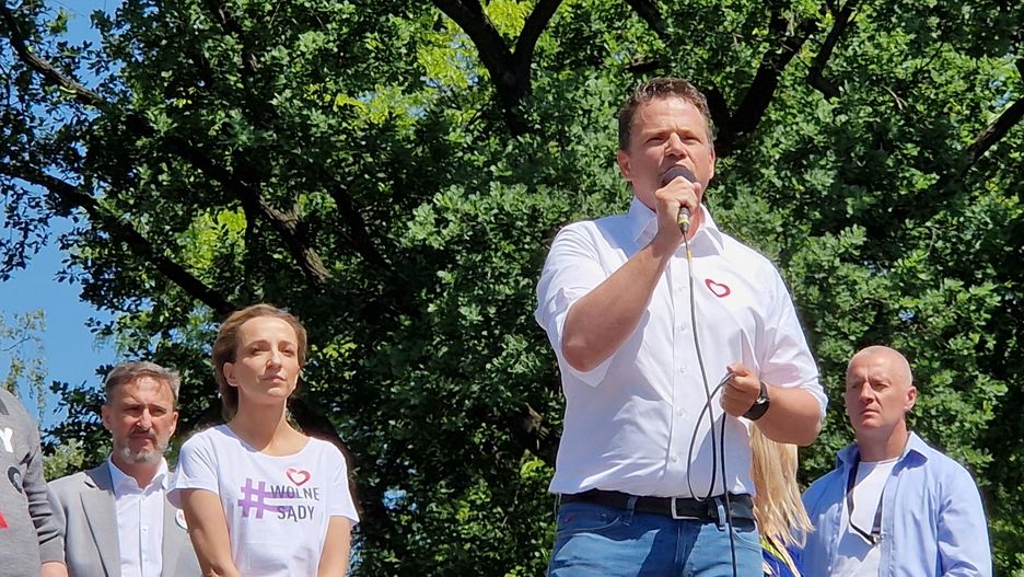 Warszawa, 04.06.2023. Prezydent Warszawy Rafał Trzaskowski przemawia podczas Marszu 4 Czerwca w Warszawie, 4 bm. Marsz organizowany jest przez PO. W kwietniu wezwał do niego lider partii Donald Tusk. Marsz "w samo południe 4 czerwca" odbywa się - jak deklarują jego organizatorzy - "przeciw drożyźnie, złodziejstwu i kłamstwu, za wolnymi wyborami i demokratyczną, europejską Polską". Udział w marszu zapowiedziały też inne ugrupowania opozycyjne - Lewica, PSL i Polska 2050 Szymona Hołowni. (mr) PAP/Kalbar ***Zdjęcie do depeszy PAP pt. W Warszawie zebrali się uczestnicy marszu zainicjowanego przez Donalda Tuska i PO***