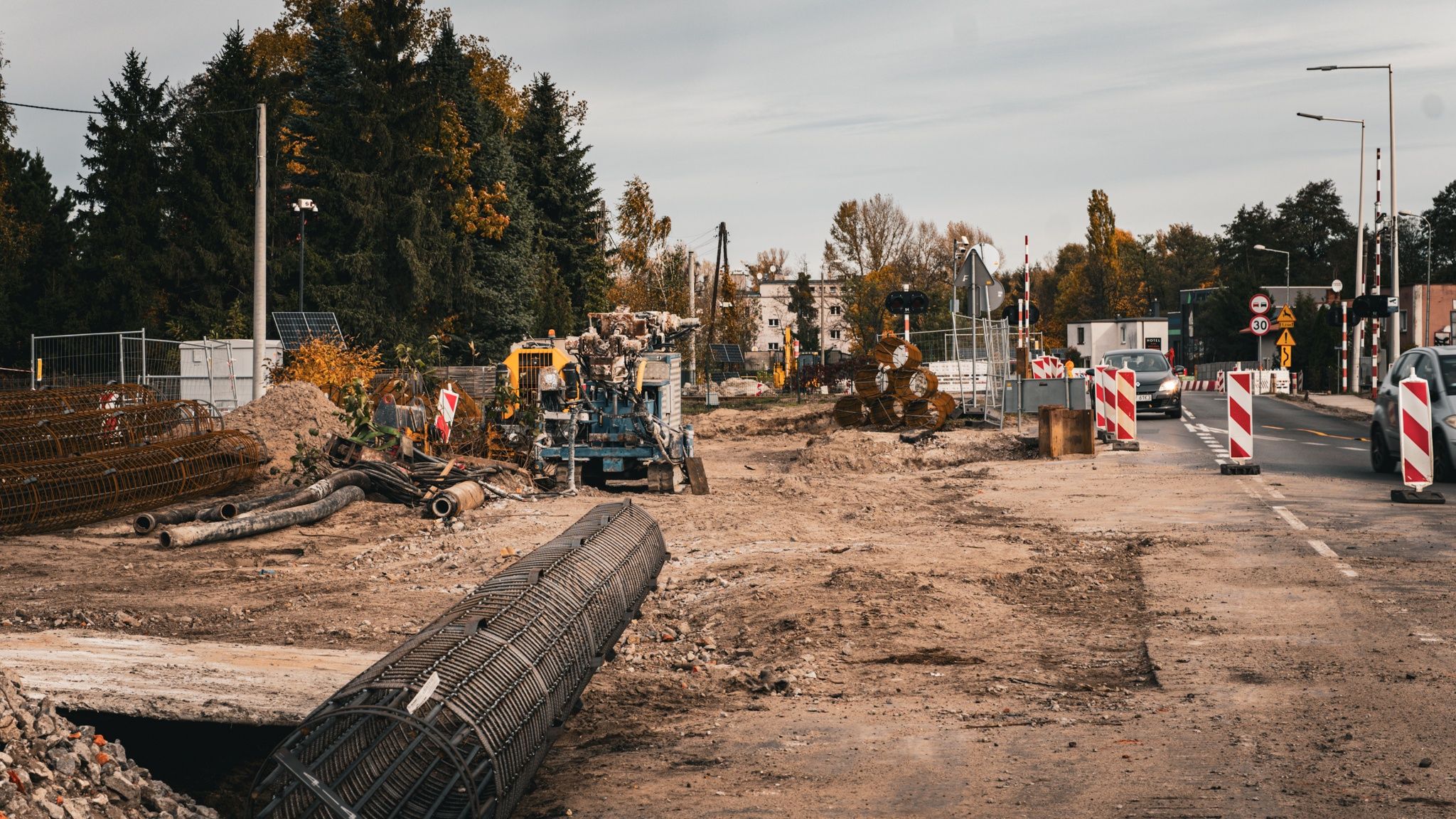 Na ul. Olsztyńskiej w Toruniu trwają prace przy budowie estakady nad torami kolejowymi. 