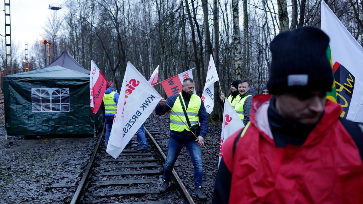blokadaZbigniew Meissnerblokad, blokada, blokadowanie, fundusz, funduszu, g�rnicy, g�rnik�w, kopalnia, kopalnie, kopal�, na ten rok, odst�pienie, PGG, p�ac, p�ace, Polska Grupa Gr�nicza, pomi�dzy, porozumienia, porozumienie, protest, protestu, rekompensat, rekompensata, tegoroczne, tegorocznych, torowisko, w okresie, warunek odst�pienia, warunkiem, w�giel, w�gla, wrzesie�  grudzie�, wynagrodzenia, wynagrodze�, wysy�ka, wysy�ki, wzmo�ona praca, za okres, zaprzestanie, zawodowe, zwi�zki, zwi�zkowcy