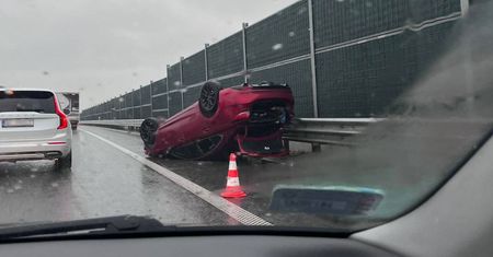 Nie dostosował prędkości do panujących na drodze warunków. Mazda uderzyła w tył volvo i dachowała
