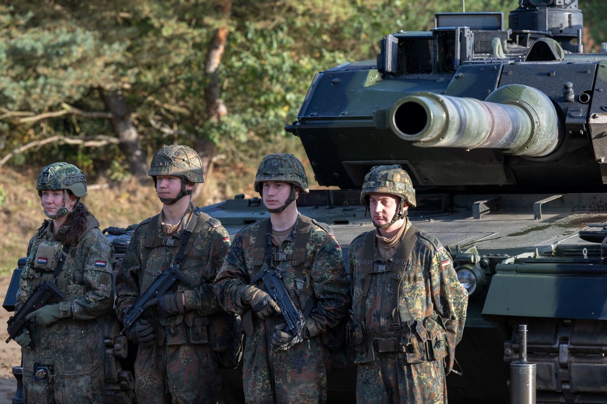Polska, jak obiecał w środę prezydent Andrzej Duda, przekaże swoje Leopardy Ukrainie. Niemcy wciąż nie mogą podjąć decyzji i dyskutują o konieczności niemieckiej zgody na ten transfer