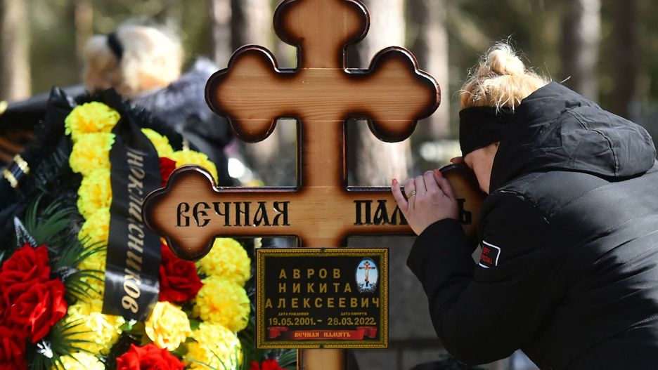 Ukraina - archThe mother of 20-year-old Russian serviceman Nikita Avrov, reacts during his funeral service at a church in Luga some 150kms south of Saint Petersburg on April 11, 2022, after his death on March 27, during the ongoing Russian invasion of Ukraine. (Photo by AFP)-