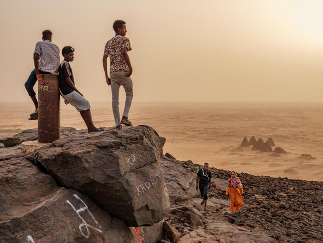 1.08.2021 r., Jabal Barkal, Sudan. Turyści przyglądają się miejscowemu krajobrazowi. Są tam piramidy, które budowane były od 8 wieku p.n.e. do 4 wieku n.e. Nad Sudanem wisi widmo wojny domowej.