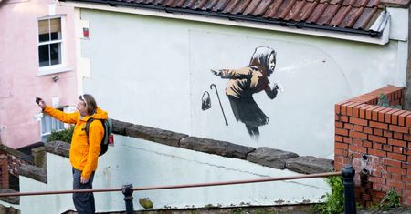 Dom w Bristolu był wart 300 tys. funtów. A potem pojawił się Banksy