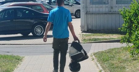 Bezdomny niosący w ręku kilka torebek. Mieszkaniec zwrócił uwagę na podejrzane zachowanie