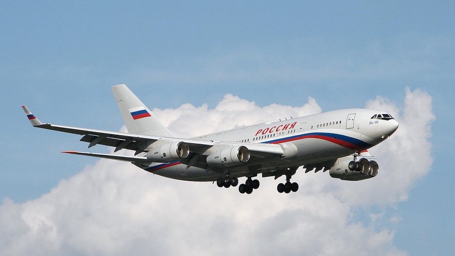 Samolot Ił-96-300PU - na kadłubie widoczna charakterystyczna owiewka anten
