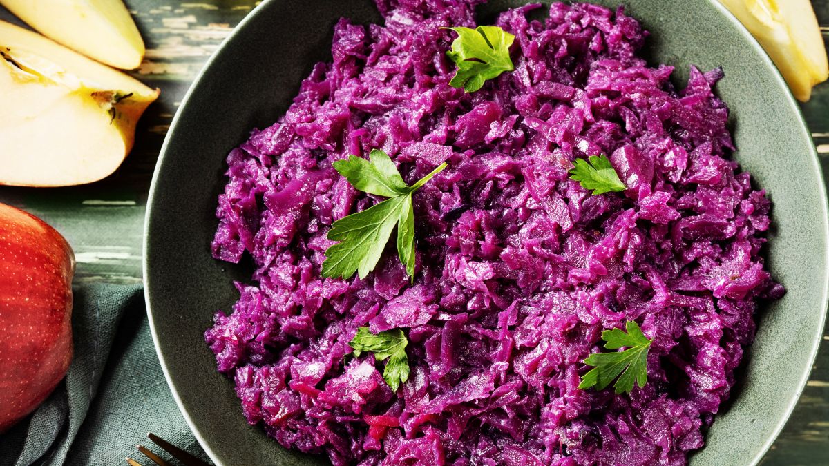 Zaskocz swoich bliskich surówką na bazie czerwonej kapusty