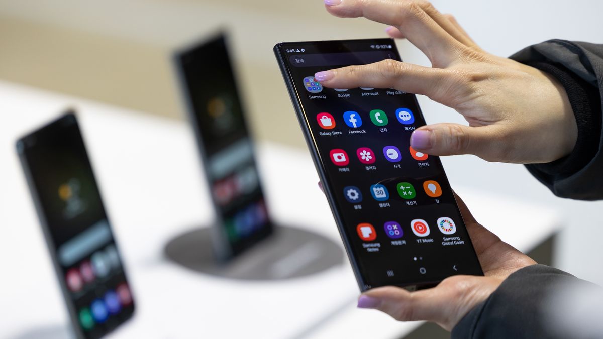 A Samsung Electronics Co. Galaxy S23 Ultra smartphone during a media preview event in Seoul, South Korea, on Monday, Jan. 30, 2023. Samsung unveiled its latest iPhone-rivaling Android smartphones, improving the cameras, battery life and design with its new Galaxy S23 line. Photographer: SeongJoon Cho/Bloomberg via Getty Images