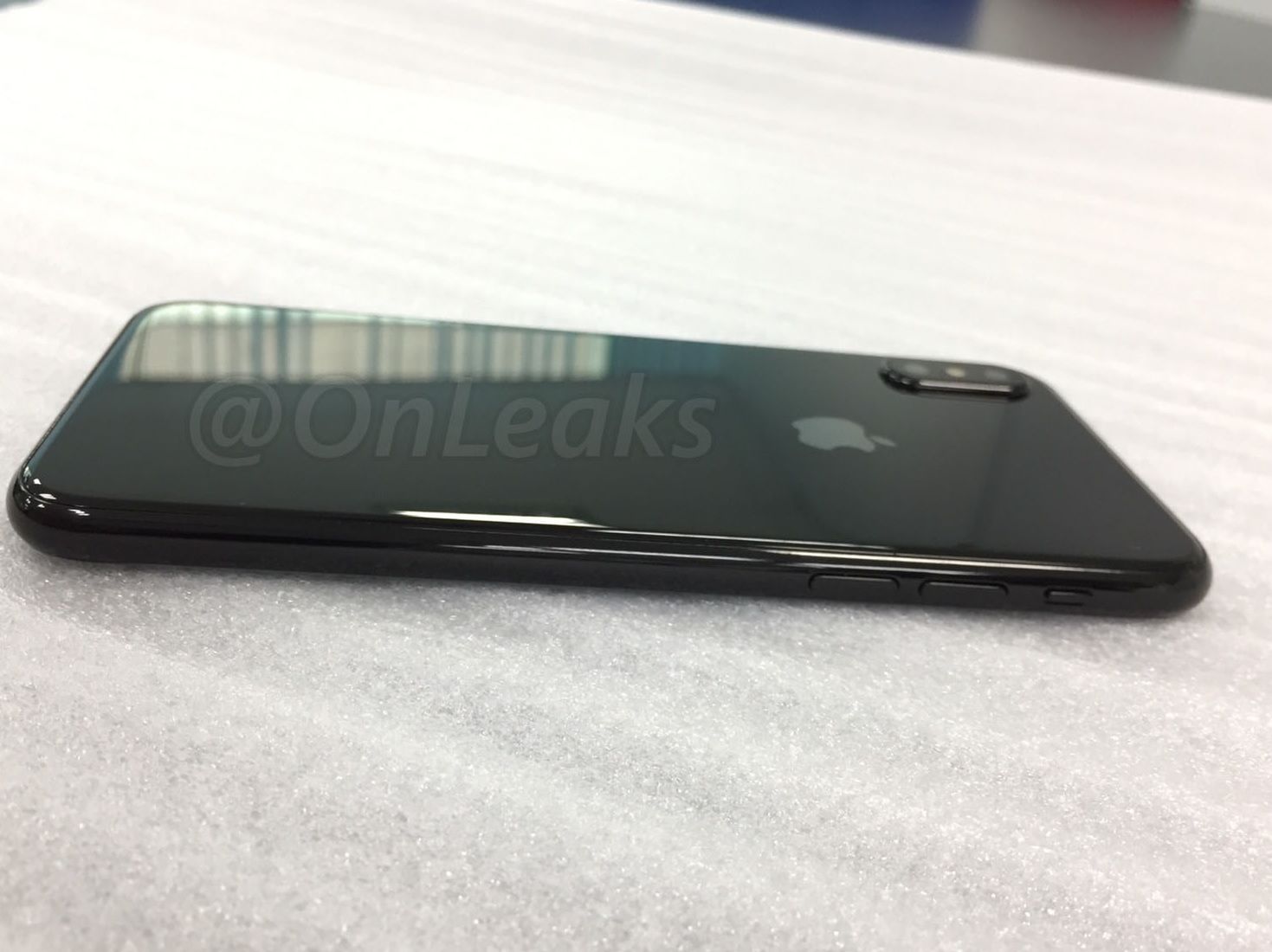 #wSkrócie:  zdjęcie iPhone'a 8, przedni panel Galaxy Note'a 8 i Asus ZenFone Pegasus 4A 3